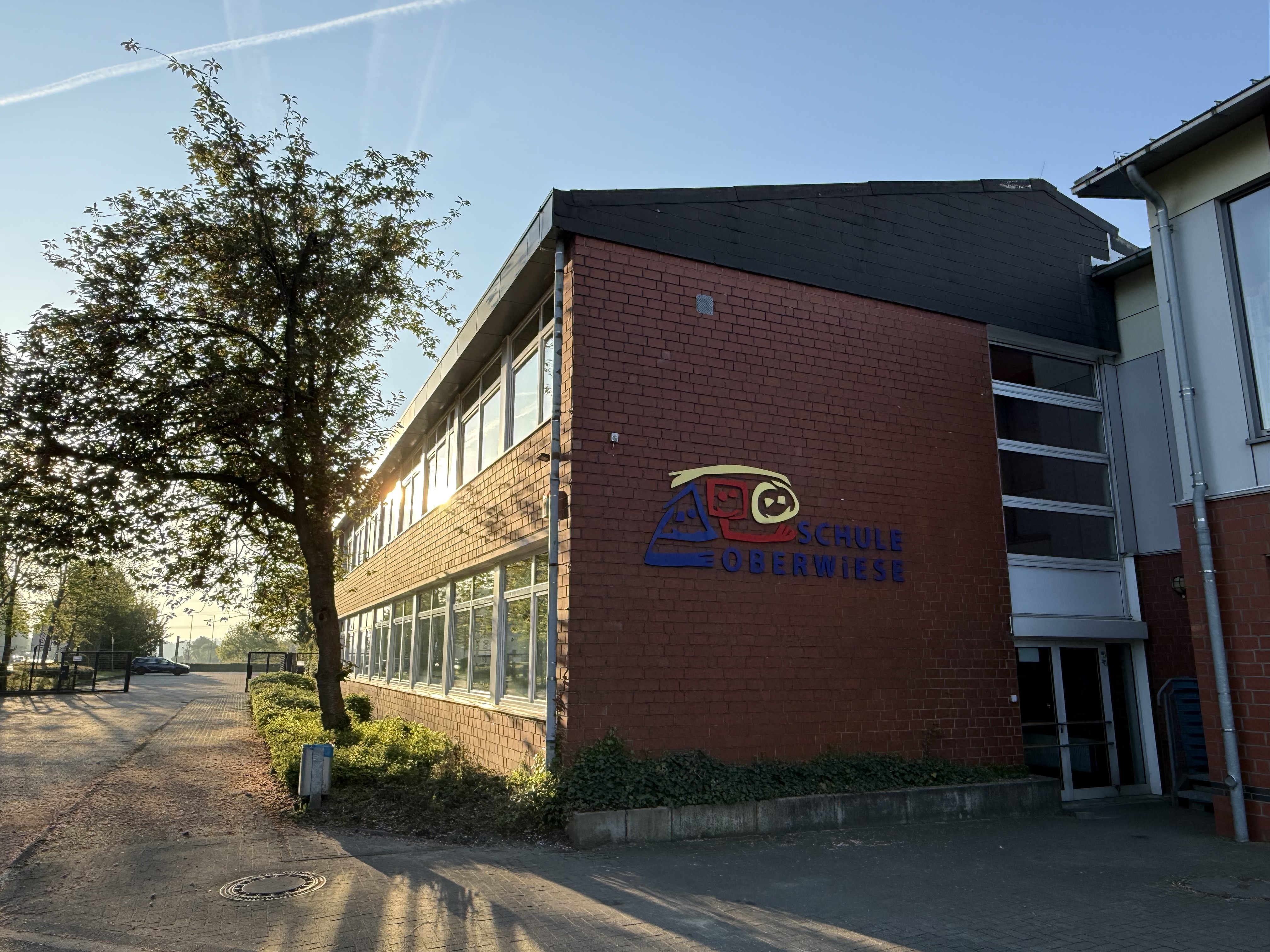 Façade of the Oberwiese School building, shown as a reference customer of Threema Work.