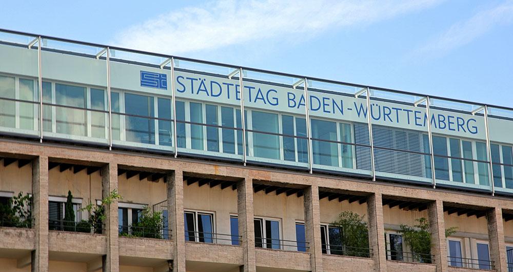 Modern office building facade with 'Städtetag Baden-Württemberg' sign on top under a blue sky
