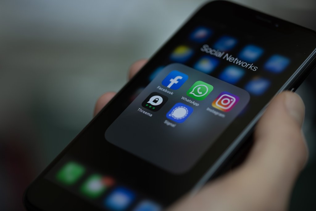 Pantalla de móvil con las apps Facebook, WhatsApp, Instagram, Threema y Signal.