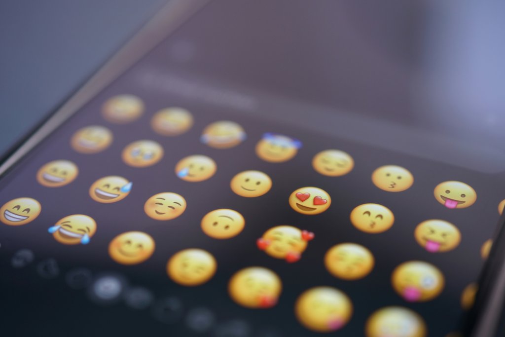 Pantalla de smartphone con teclado de emojis.
