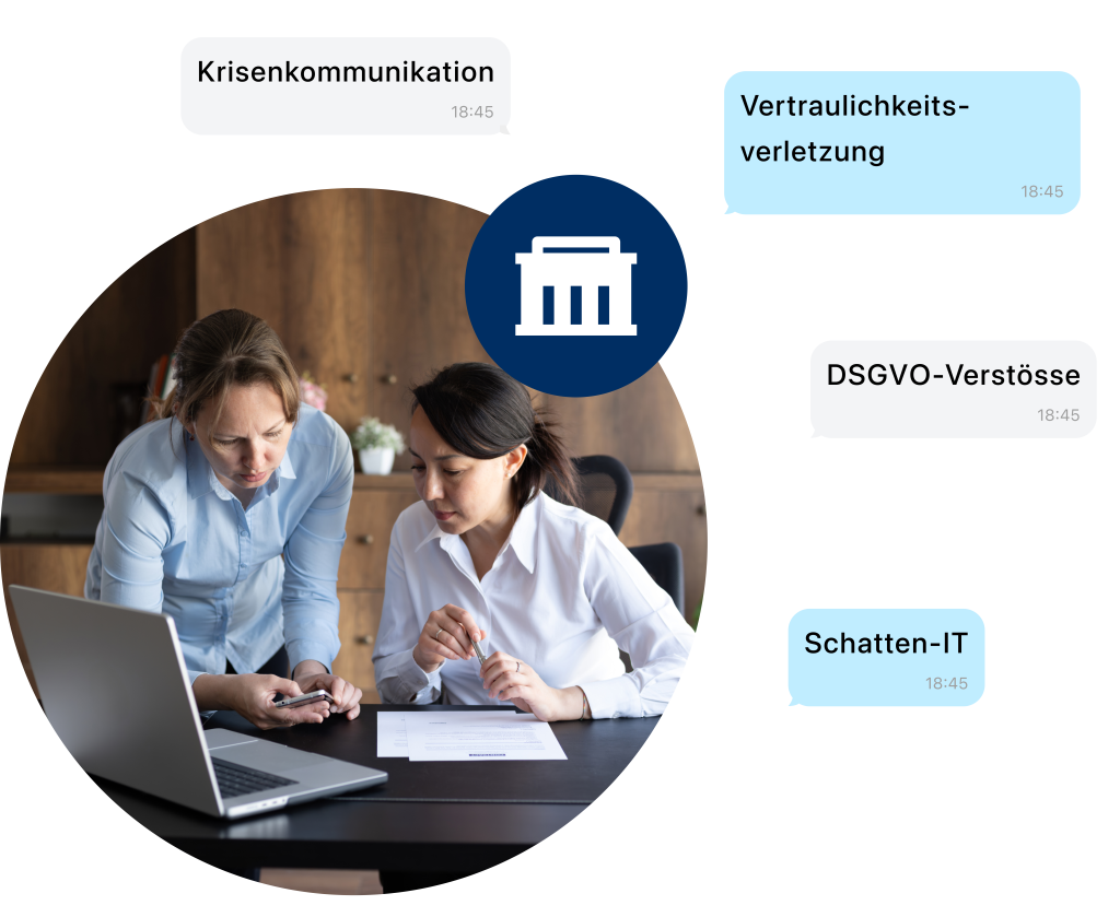 Zwei Frauen sprechen am Laptop, umgeben von Nachrichten zu Datenschutz und Krisenkommunikation in Deutsch.