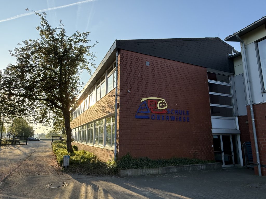 Fa&ccedil;ade of the Oberwiese School building, shown as a reference customer of Threema Work.
