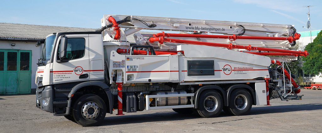 Weisse Mercedes-Arocs-Autobetonpumpe mit Beschriftung von BFU Betonf&ouml;rderunion.