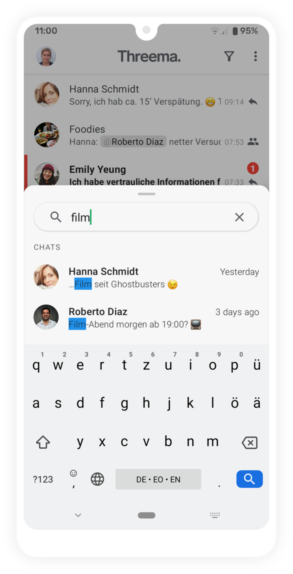 Smartphone-Bildschirm mit Threema-Chatliste, Suchoverlay mit Eingabe &bdquo;film&ldquo; und sichtbarer virtueller Tastatur.