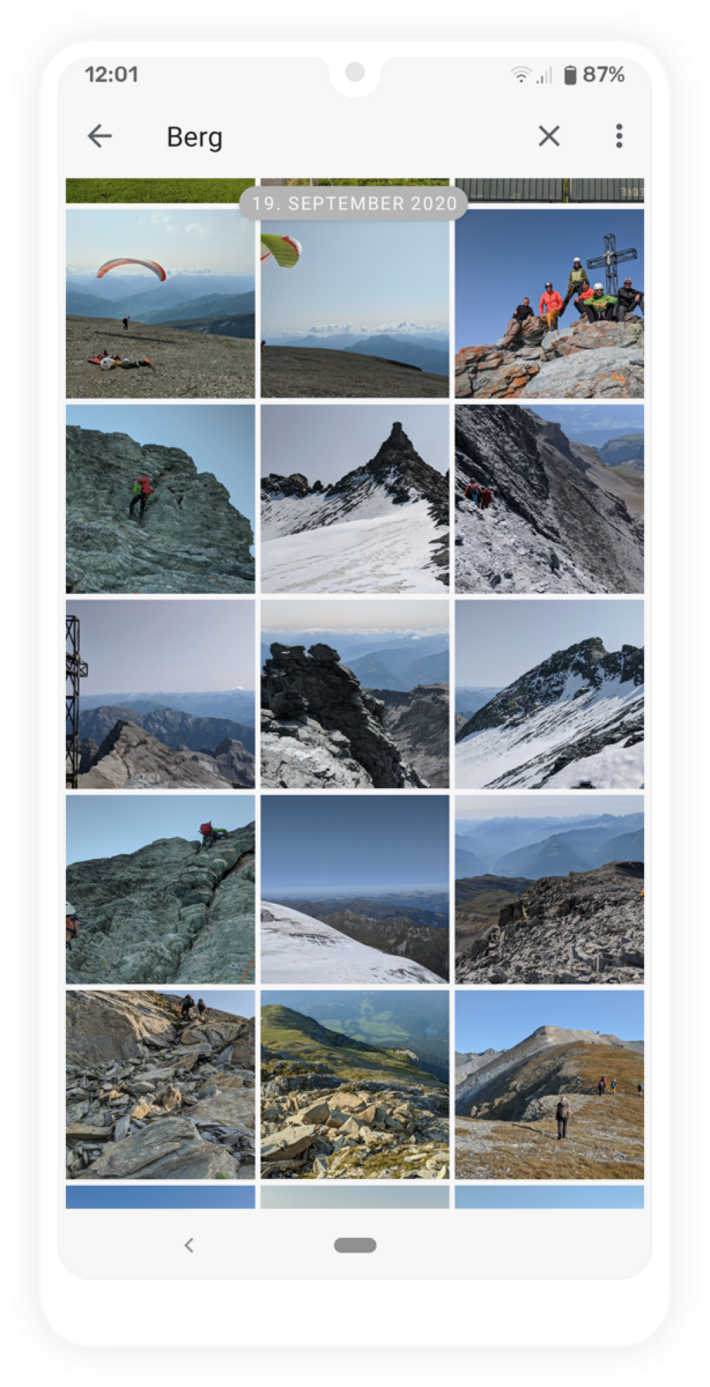 Smartphone-Bildschirm zeigt Raster mit Bergsteigfotos in Galerie-App vom 19. Sept. 2020.