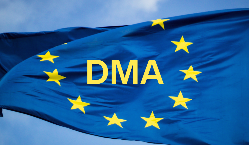 Blaue Flagge der Europ&auml;ischen Union mit 12 gelben Sternen und fetten gelben Buchstaben &bdquo;DMA&ldquo; in der Mitte.